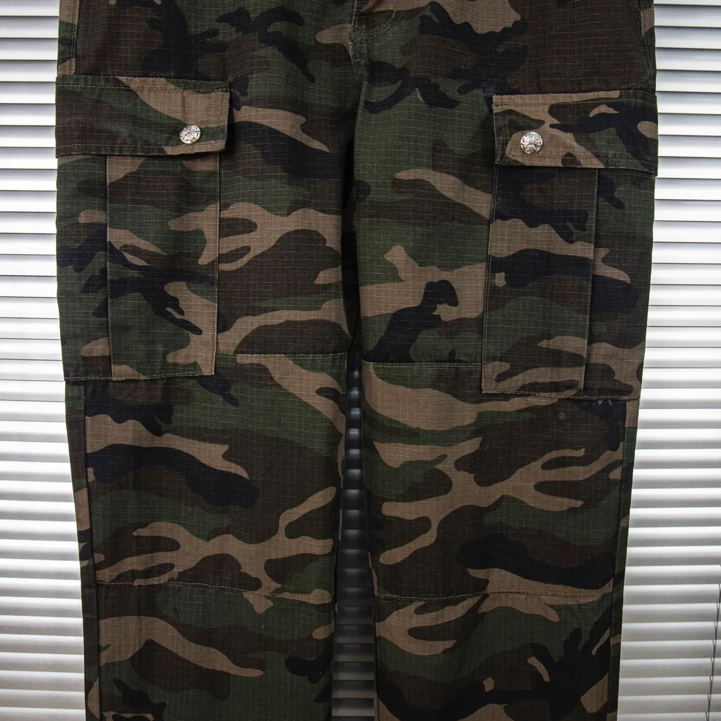 P260 Chrome hearts CH Chrome hearts new silver camouflage three-dimensional pocket overalls Chrome hearts is a top brand in the fashion world, and these pants are one of the best. It uses the classic Levi's jeans bottom panel, which has been carefully disassembled and spliced. The washed effect is natural, showing a unique retro charm. The pants are based on camouflage and are paired with cross patches, which have a great visual impact. These patches are exquisitely crafted and have a luxurious feel. The hardware accessories are ultra-exquisite. The placket buckle is made of silver, hand-polished and painted with distressing liquid. The main buckle has a three-dimensional cross flower shape. The six-pointed star screws and hand-cut leather washers on the back are full of details, which are both beautiful and durable. Style number: 1731# Color: Camouflage Size: 28 30 32 34 36